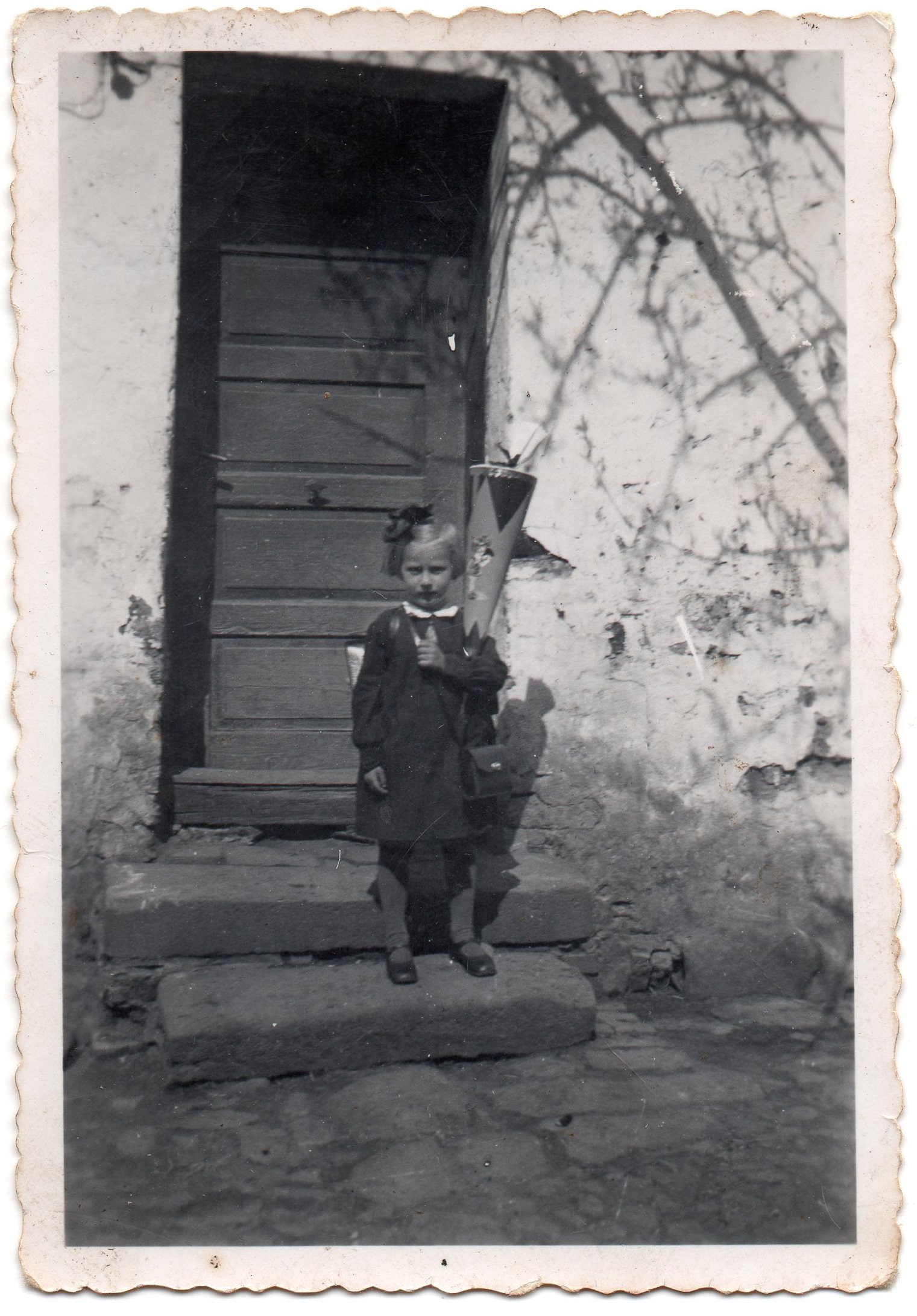 Einschulung mit Schultüte ca. 1938