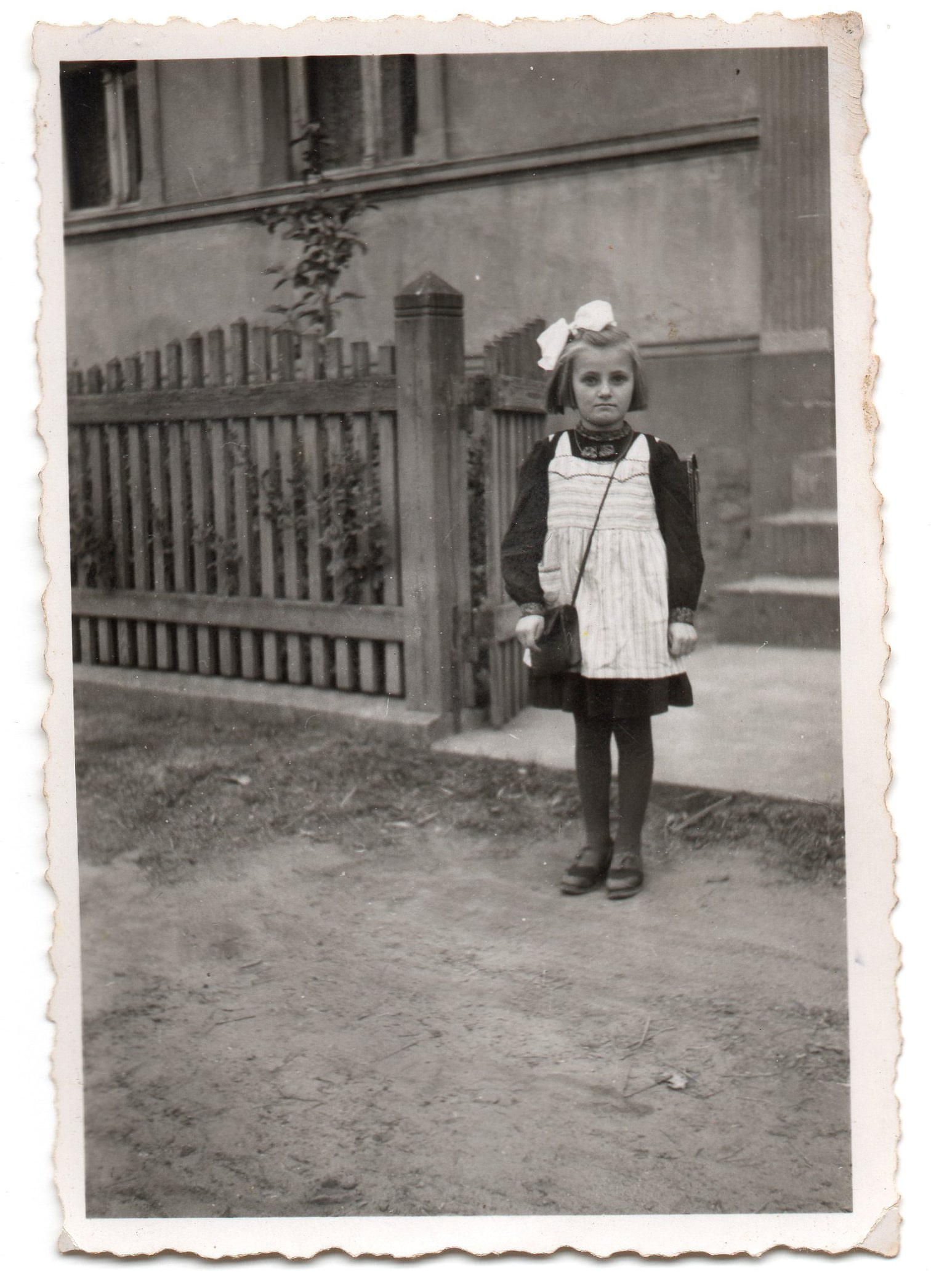 Hiltrud Spahn mit Brottasche (1947)