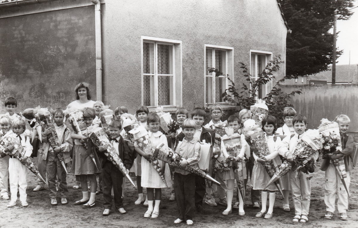 Der Schulhof bei einer Einschulung 1985