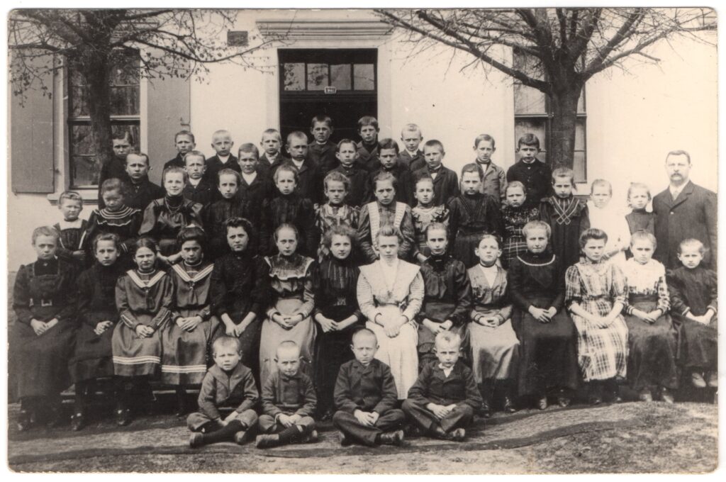 ca 1910 - Küsterschule Wittbrietzen - eventuell Lehrer Ebel