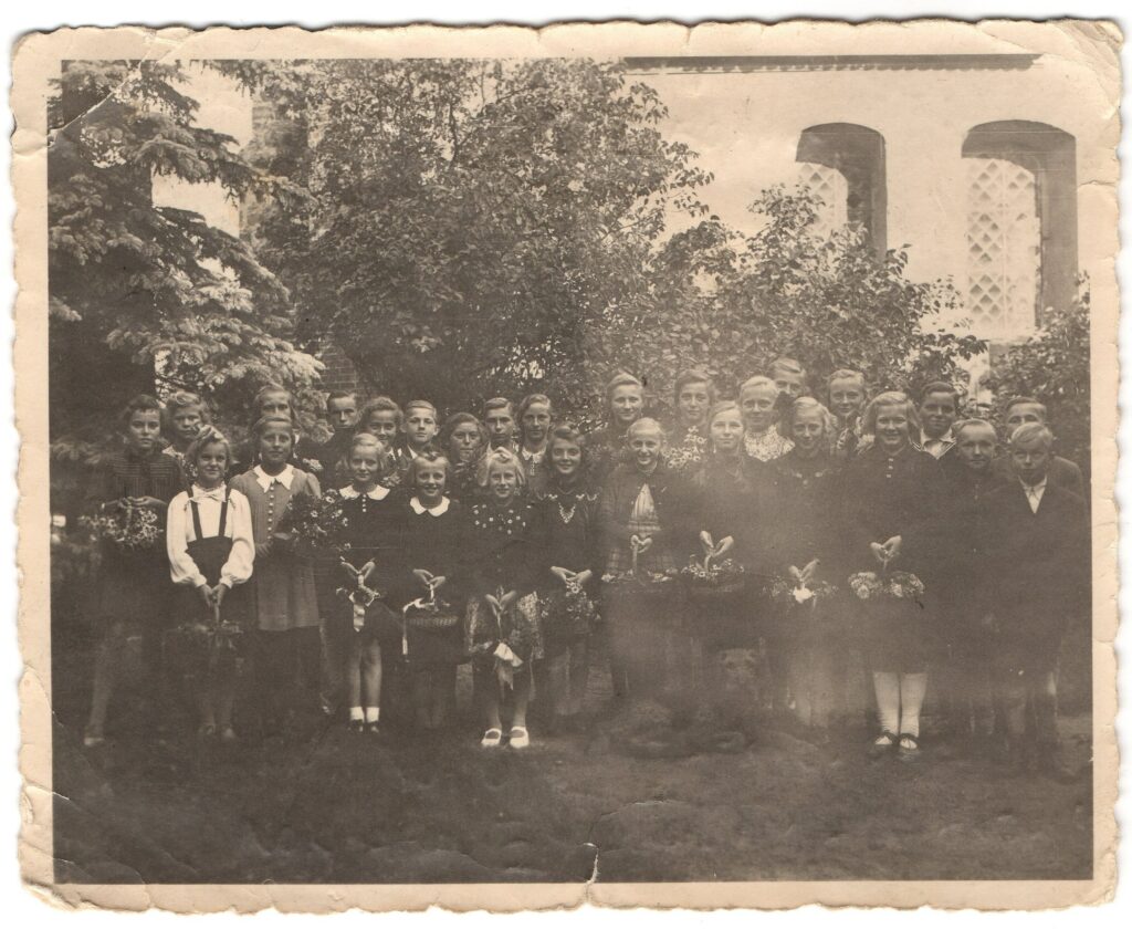 vor dem Erntedankgottesdienst ca. 1940-1941