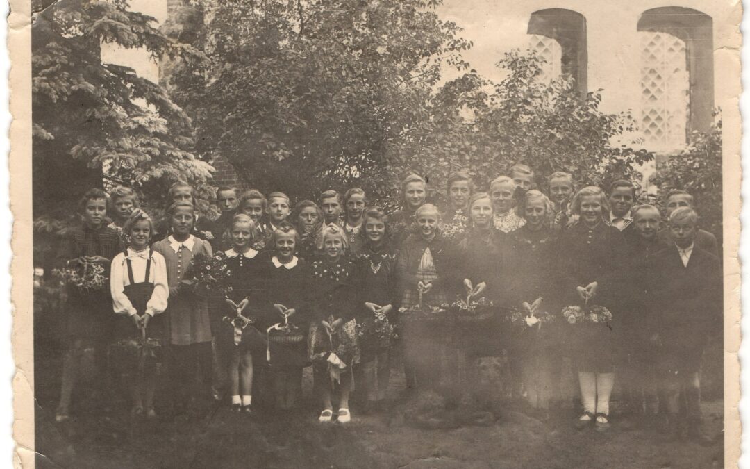 vor dem Erntedankgottesdienst ca. 1940-1941