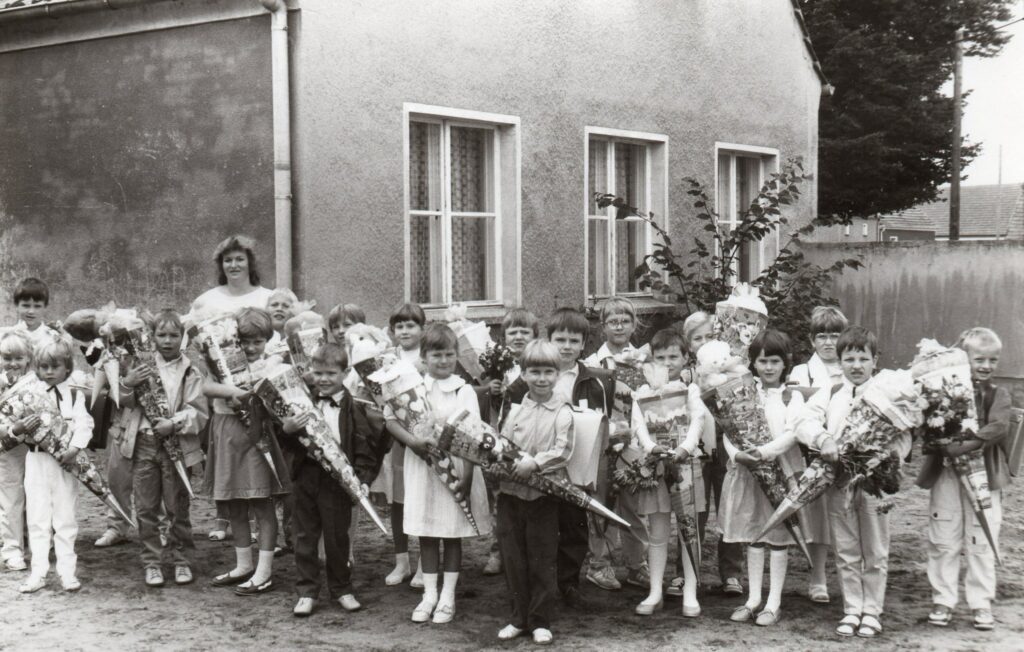 Einschulungsklasse 1985 mit FrauWollanky vor dem Schulhaus #4 (von Frau Frobenius)