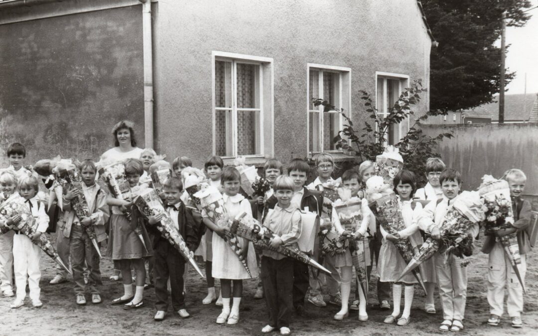 Einschulungsklasse 1985 mit FrauWollanky vor dem Schulhaus #4 (von Frau Frobenius)